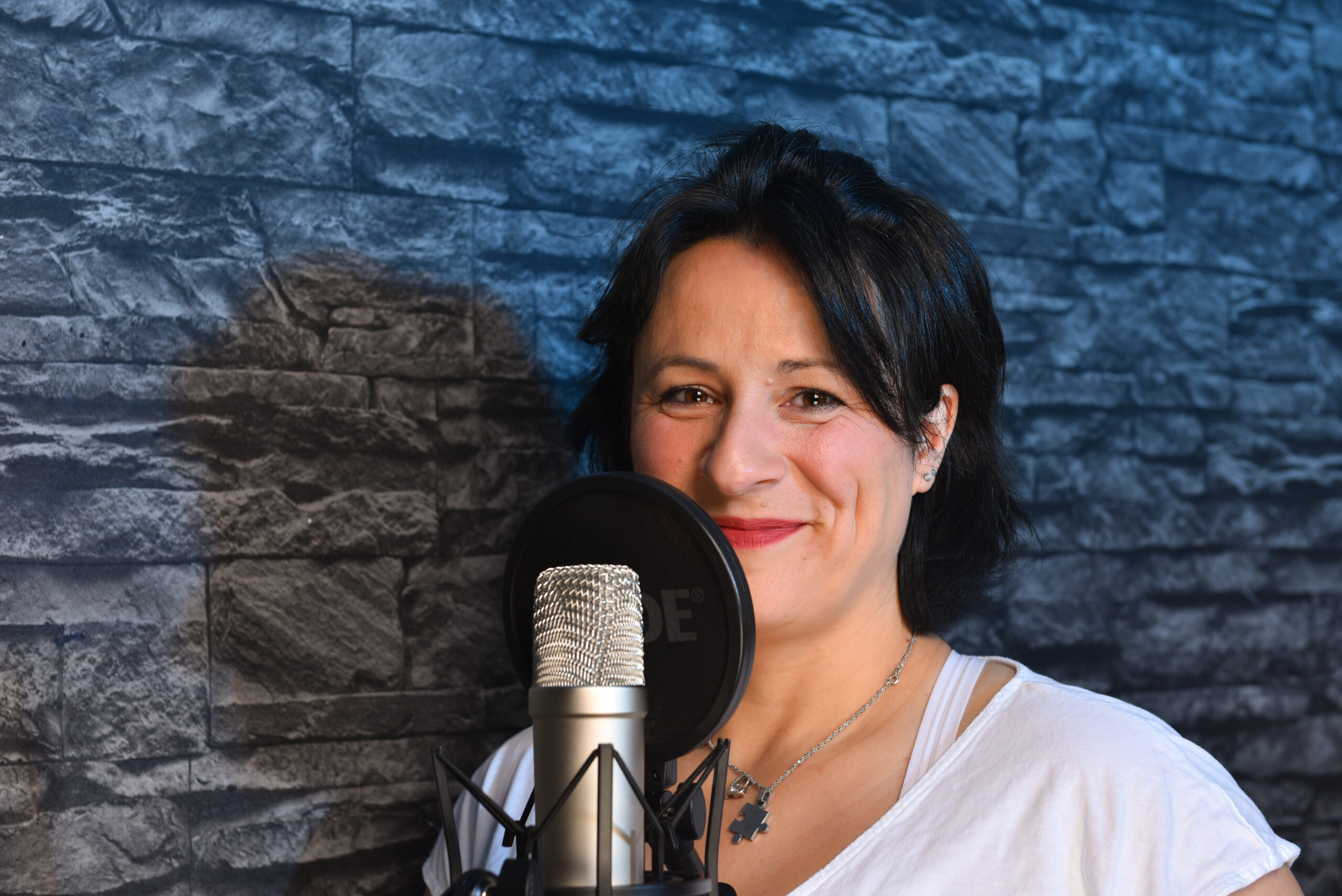 sprecherin-theresa-buescher-voicemotion.jpg Theresa Büscher beim Einsprechen eines Hörbuchs am Mikrofon